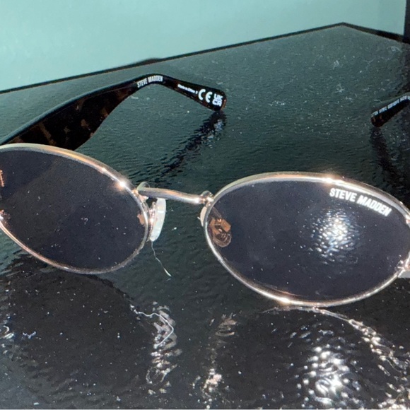 Steve Madden Women's Gold Dutton Sunglasses - Picture 2 of 6